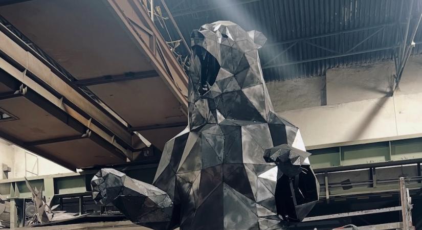 Belülről fog világítani Szőke Gábor Miklós új csodaszobra, a 3,5 méteres medve az állítólag elmedvétlenedett Tusnádfürdőre kerül