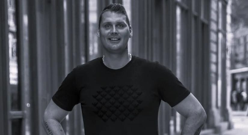 Virágok és könnyek: így néz ki Dudás Miklós sírja