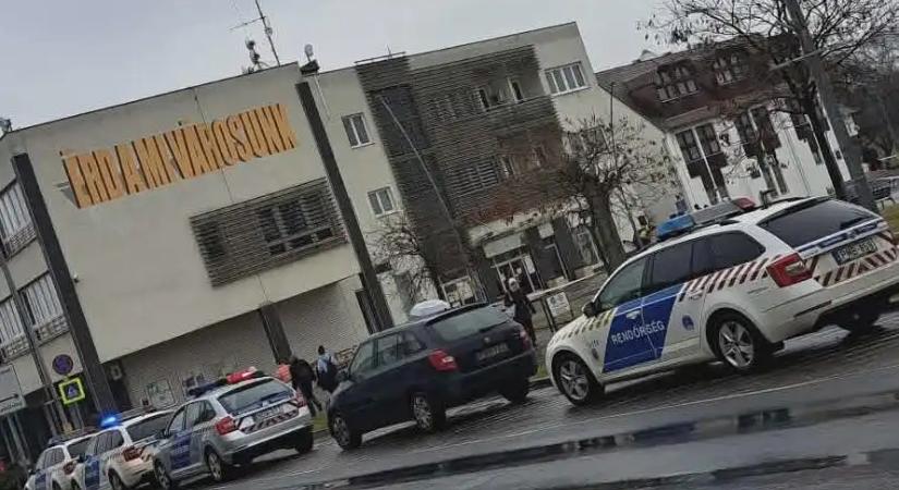 Bombariadó van Érden: Kiürítik a városházát, de nem ez ma az első fenyegetés
