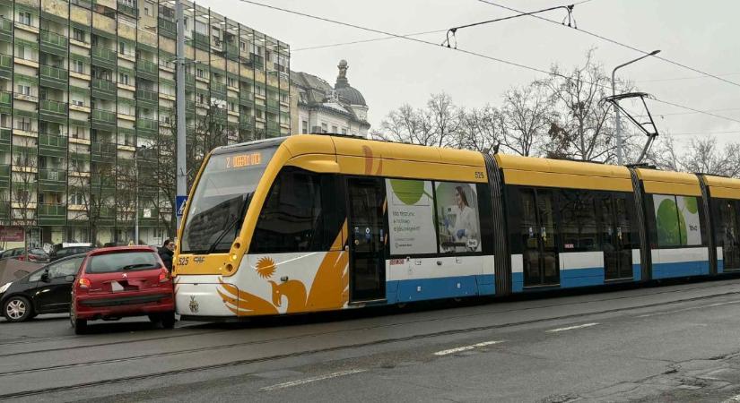 Autó és villamos ütközött a Vásáry István utcánál