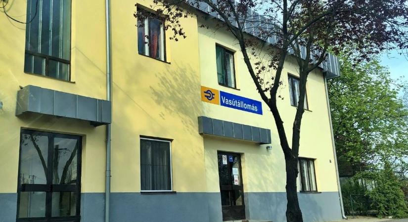 Tragédia Kunhegyesen: elhunyt egy férfi az állomáson, sikertelen volt az újraélesztés