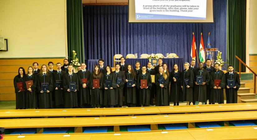 Magyar és külföldi hallgatók együtt ünnepeltek – Diplomaátadó a PEN-en