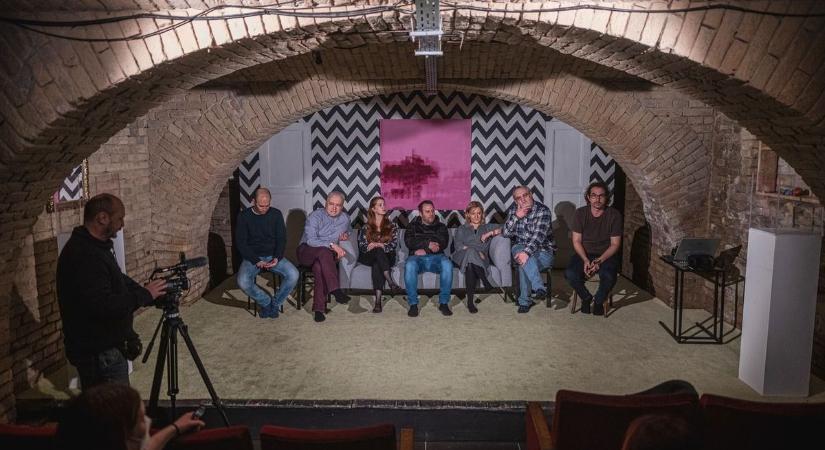 Pincemélyben leplezik le a hatalom manipulációit: a világhírű szerző is elismerte a szegedi előadást