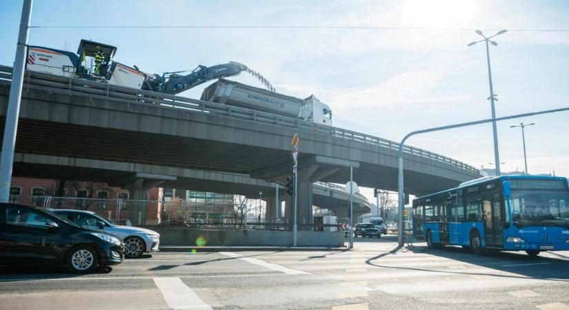 Káosz a közlekedésben: kérdésessé vált, mikor adják át a Flórián téri felüljárót