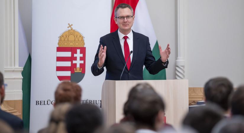 Rétvári Bence bejelentette: rekordszámú érmet nyertek a magyar diákok a nemzetközi tudományos diákolimpiákon