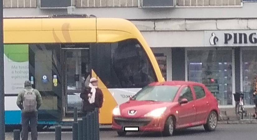 Villamossal ütközött egy autó Debrecenben