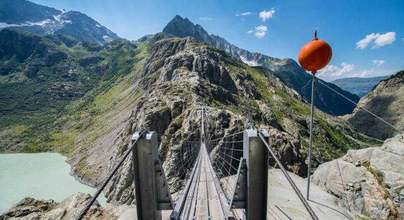 Ezen a függőhídon tényleg nem mindenki képes átmenni: lélegzetelállító videón a panoráma