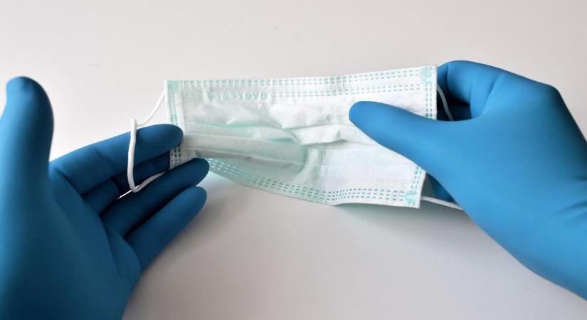 Bevezetik a kötelező maszkviselést is – egymás után hirdetnek látogatási tilalmat a kórházak