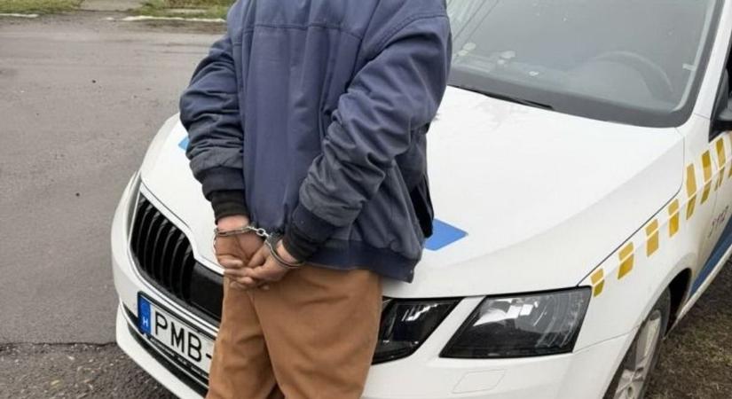 Vödörrel a kezében várta a helyközi buszt a kőtelki férfi, azonnal elvitték a rendőrök