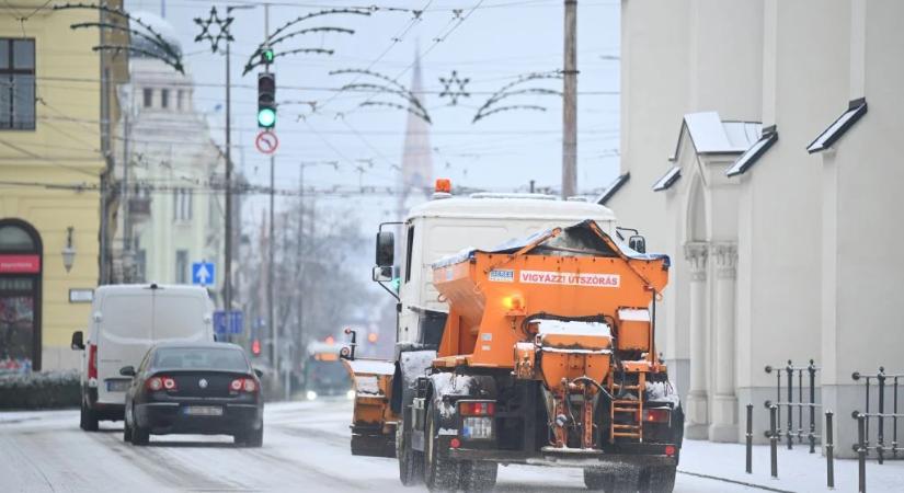 Bekeményít a hétvégi időjárás: itt várható havazás és ónos eső