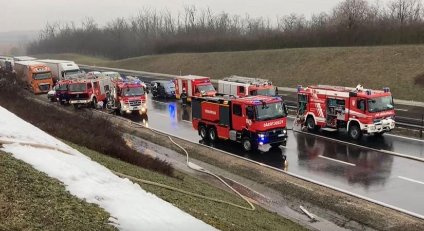 Teljesen ellepték a tűzoltóautók az M6-os autópályát (videóval)