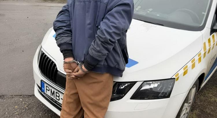 Corpus delicti: frissen lopott tárgyakkal a kezében fogtak el a rendőrök Kőteleken egy betörőt