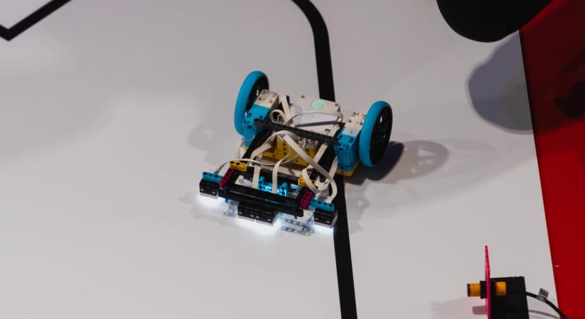 Akár Dél-Koreába is eljuthatnak Jász-Nagykun-Szolnok vármegye diákjai a robotikával
