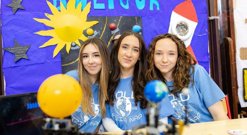 Kapu Tiborral és Cserényi Gyulával ünnepelték a fizikát a győri diákok – Videóval, sok fotóval