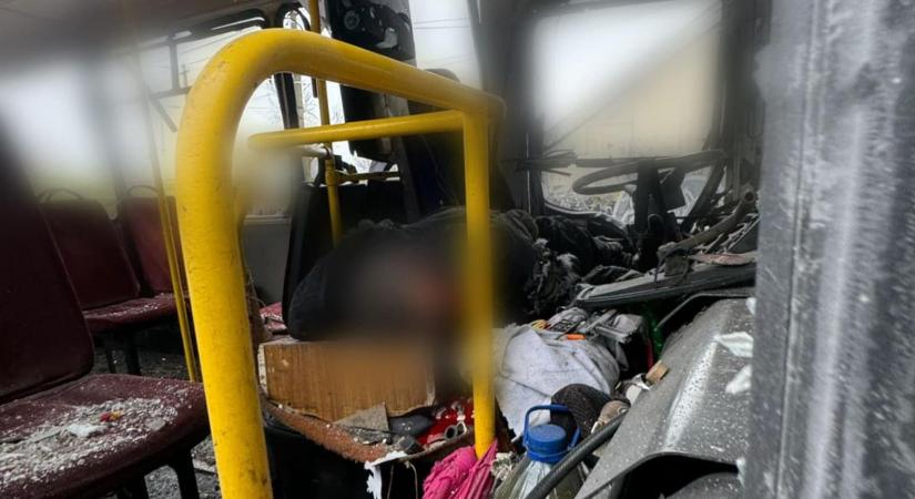 Civileket szállító buszra nyitottak tüzet az oroszok Herszonban, a sofőr meghalt, többen megsebesültek