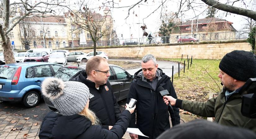 Új parkolókat építenek a felújítandó vízhálózat fölé Szolnokon – galériával