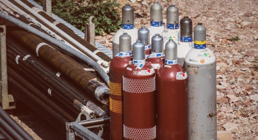 Heroikus küzdelmet folytattak a tűzoltók a gázpalackokkal az M6-oson – videó