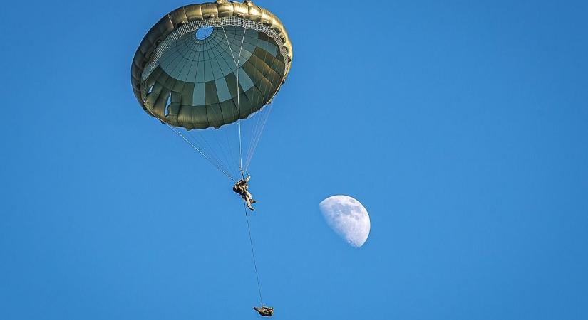 Mint egy hollywoodi filmben: így ugrottak ki a szállítórepülőgépből a kecskeméti katonák – fotók