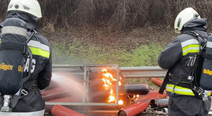 13 elszabadult gázpalackot lőtt ki a TEK mesterlövésze az M6-os autópályán