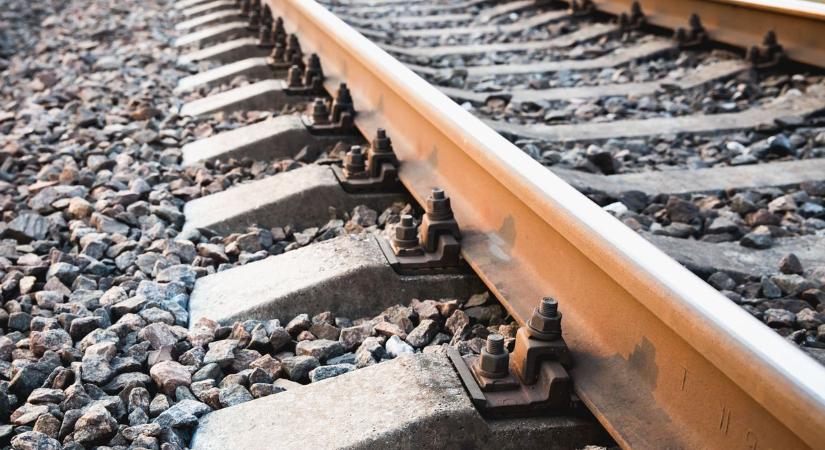 Halálos tragédia: a Pécset is érintő vonalon embert gázolt a tehervonat