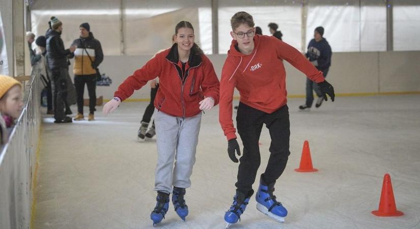 Verseny és jégdiszkó a szezonzáró program a Gyöngyösi Jégpályán