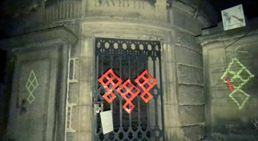 Sátánista szimbólumokkal rongálták meg egy híres filozófus sírhelyét Edinburghban