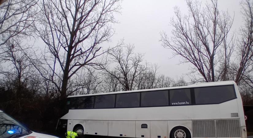 Árokba csapódott egy Csongrádra tartó busz, nyolcan megsérültek