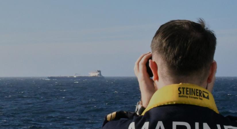 Franciaország kénytelen „szabadon engedni” egy orosz árnyék-tankhajót a jogi kiskapuk miatt