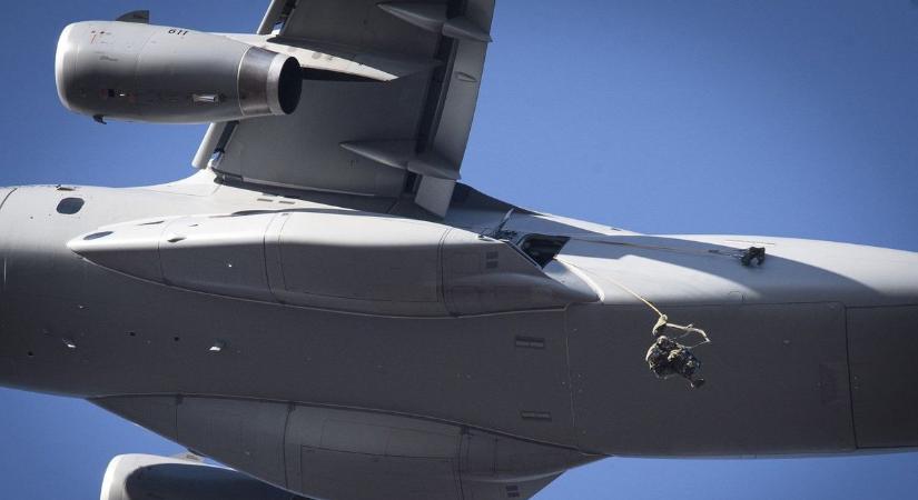 A meglepetés ereje a levegőből – Extrém alacsonyról ugrottak az ejtőernyősök (galéria  videó)