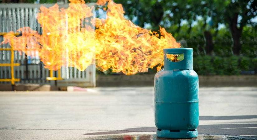 Lángoló gázpalackok szóródtak szét az M6-oson: a TEK mesterlövésze is segített a veszély elhárításában