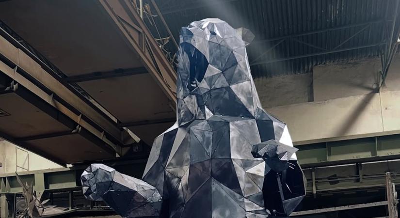 Új turistalátványosság: óriási medveszobor kerül Tusnádfürdőre