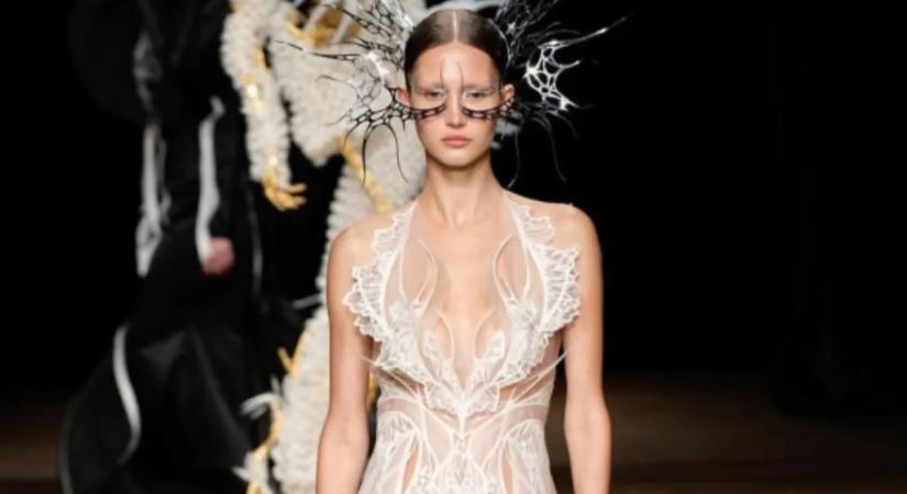 A gyönyörű, ukrán modell, Vika Jevszejeva teljesen átlatszó ruhában mutatja meg melleit - szexi galéria