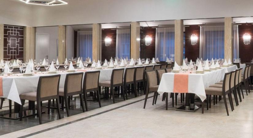 Mindenki kedvenc előadója érkezik a győri étterembe, ki nem találod ki az!