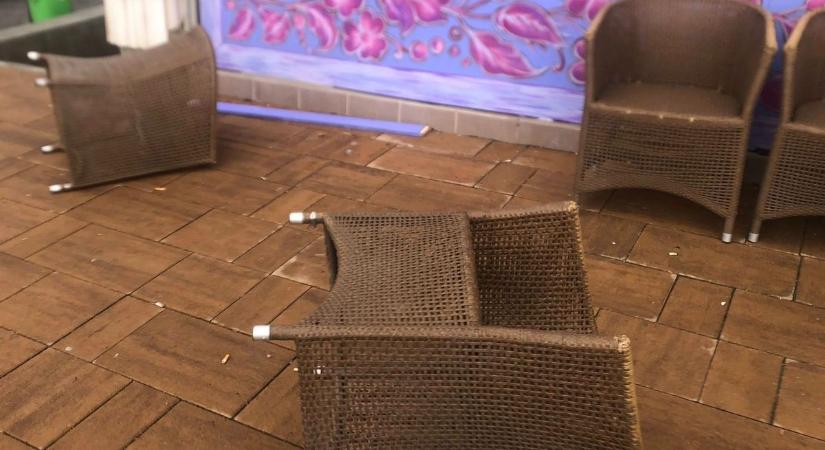 Vandálok dúlták fel az egyik szombathelyi kávézó teraszát - fotó