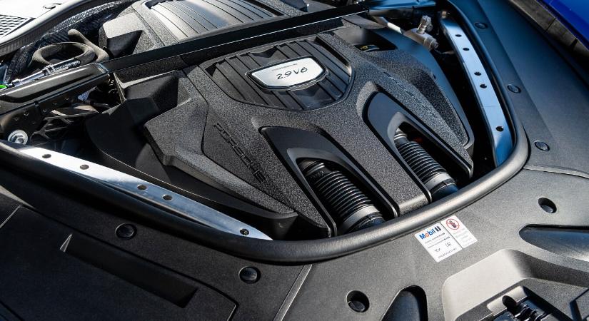 Egy modern luxusgép abszurditása: a fél autót szét kell borítani a szűrőcseréhez