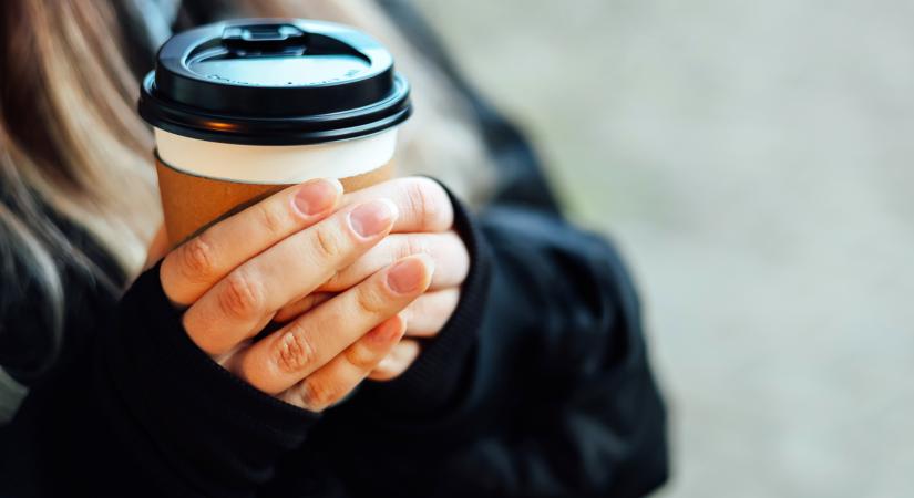 Apró lyuk, nagy jelentőség: ezért nélkülözhetetlen a kávéspohár tetején