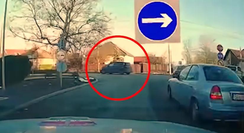 Balra fordult a frissen kihelyezett tiltás ellenére: kitalálod, milyen autó kanyarodott utána?