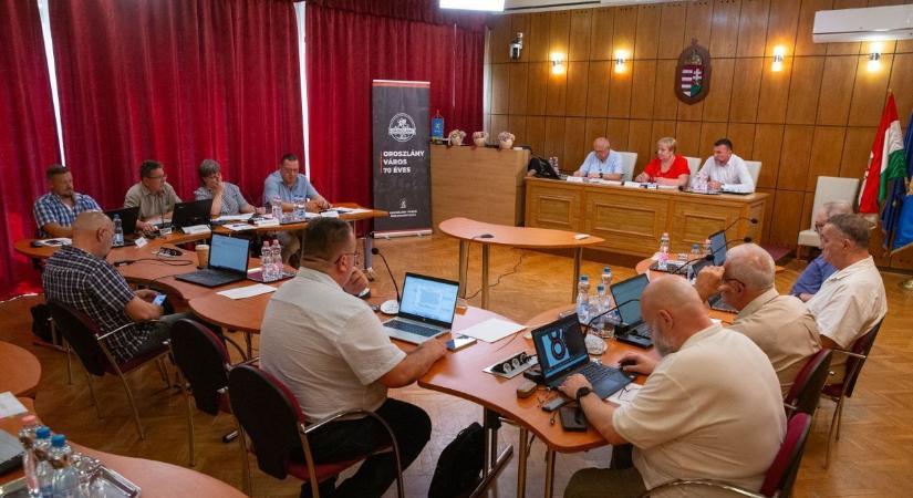 Így indult 2026 első oroszlányi testületi ülése - fontos témákat érintettek