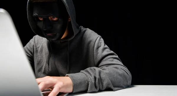 Trollfarm működik Budapesten, fideszes kamuprofilokkal árasztják el a Facebookot