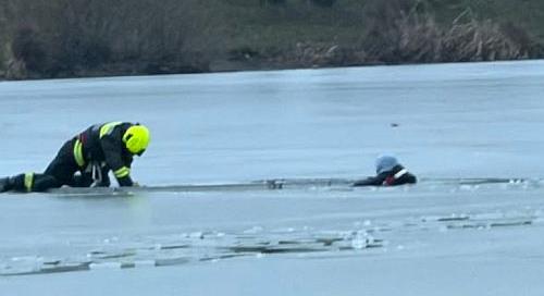 Dráma a jégen: halálfélelmük volt a fagyos vízbe esett gyerekeknek