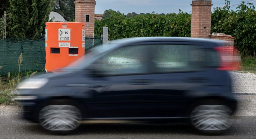 Hét perc alatt öt traffipaxba szaladt bele, mégis enyhítettek a büntetésén