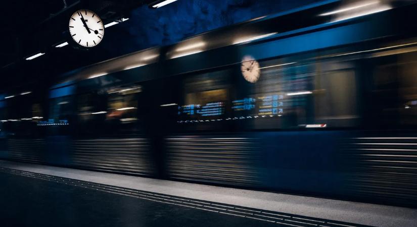 A metró elé ugrott, szándékosan magával rántott egy tinédzsert is