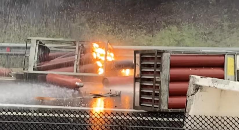 Felvétel van róla, ahogy a TEK mesterlövésze tüzet nyit az M6-oson