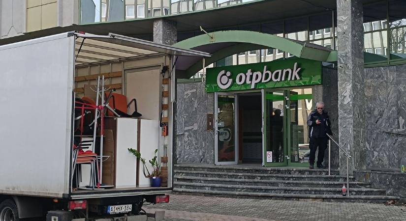 Péntek délben bezárt az OTP Zalaegerszegen – Itt lehet pénzt felvenni és befizetni a bankautomatákból (galéria, videó)