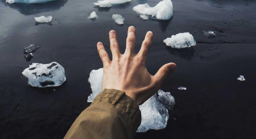 Jeges vízből mentettek ki egy férfit Tordán