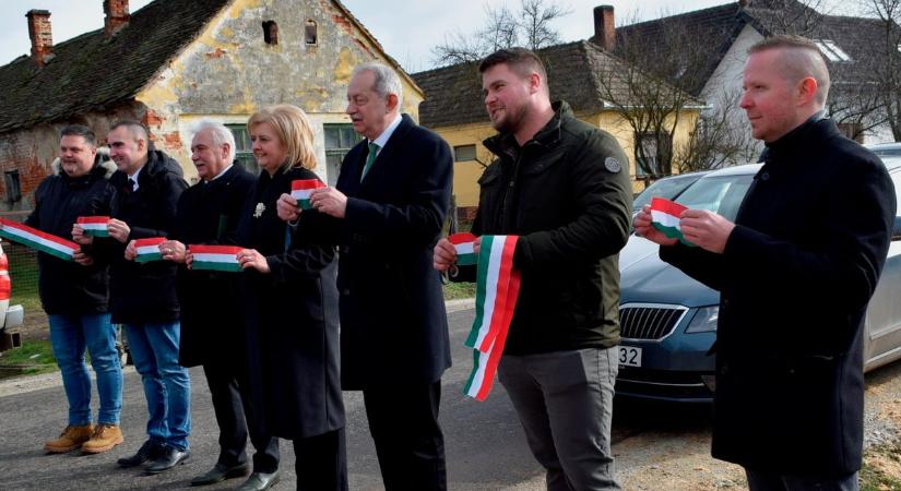 Több száz köbméter, illegálisan erdőszélre dobott szeméttől szabadultak meg Bolháson