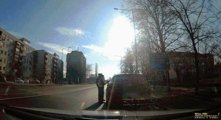 Áthajtott a piroson, majd rendőrök elől menekült egy autós Békéscsaba belvárosában