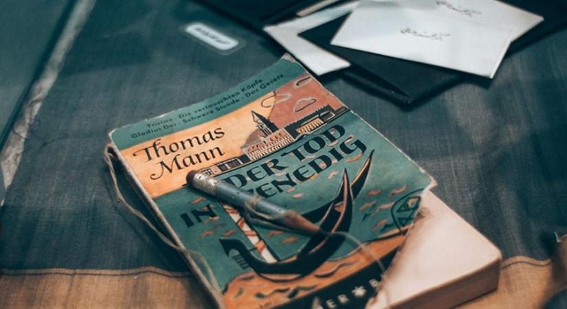 Maszkok mögött: Velence könyvekben elmesélve