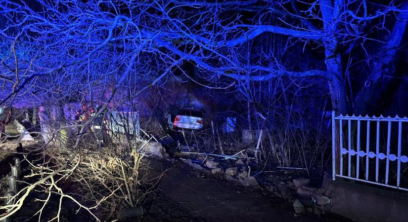 Életveszély Újszászon: kerítést áttörve csapódott a kertbe az autó – hihetetlen, amit a sofőr művelt ezután