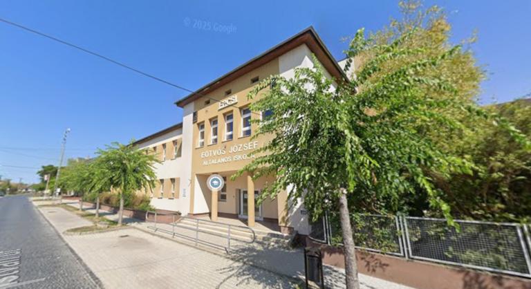 Társai előtt akaszthatta fel magát egy fogasra az ercsi általános iskola egyik diákja